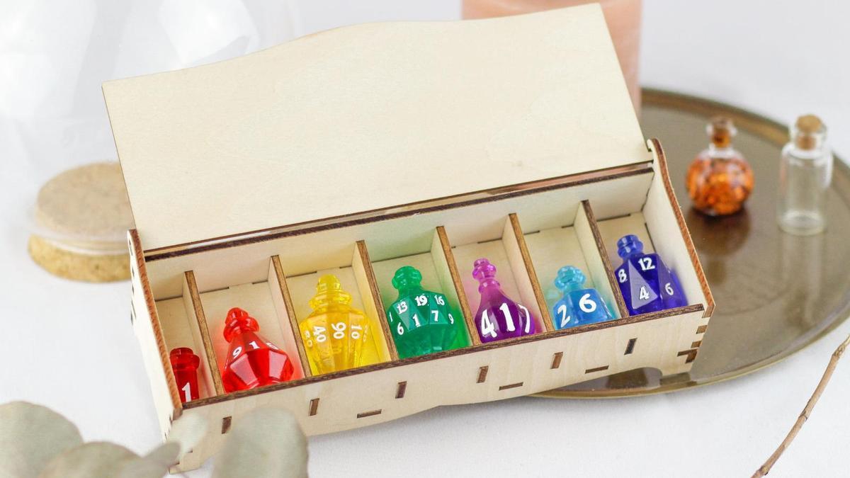 Dados en forma de frascos de pociones, una singularidad de la empresa viguesa.