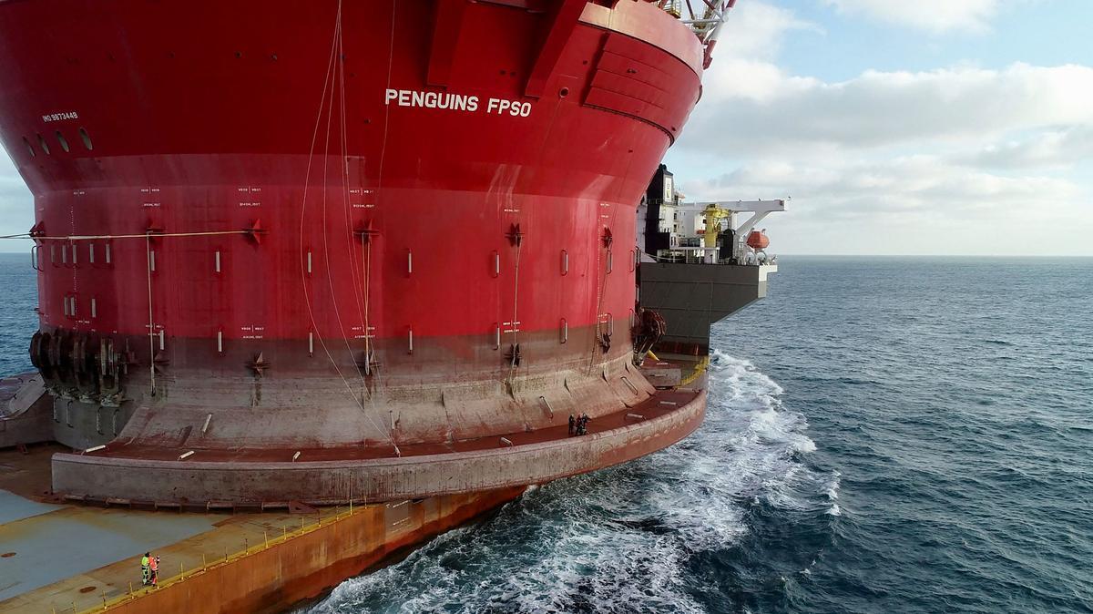 Ecologistas de Greenpeace colocaron una pancarta en una acción en una plataforma de Shell, en el Mar del Norte, para expandir un yacimiento de petróleo y gas existente, frente a la costa de Cherburgo, en el noroeste de Francia