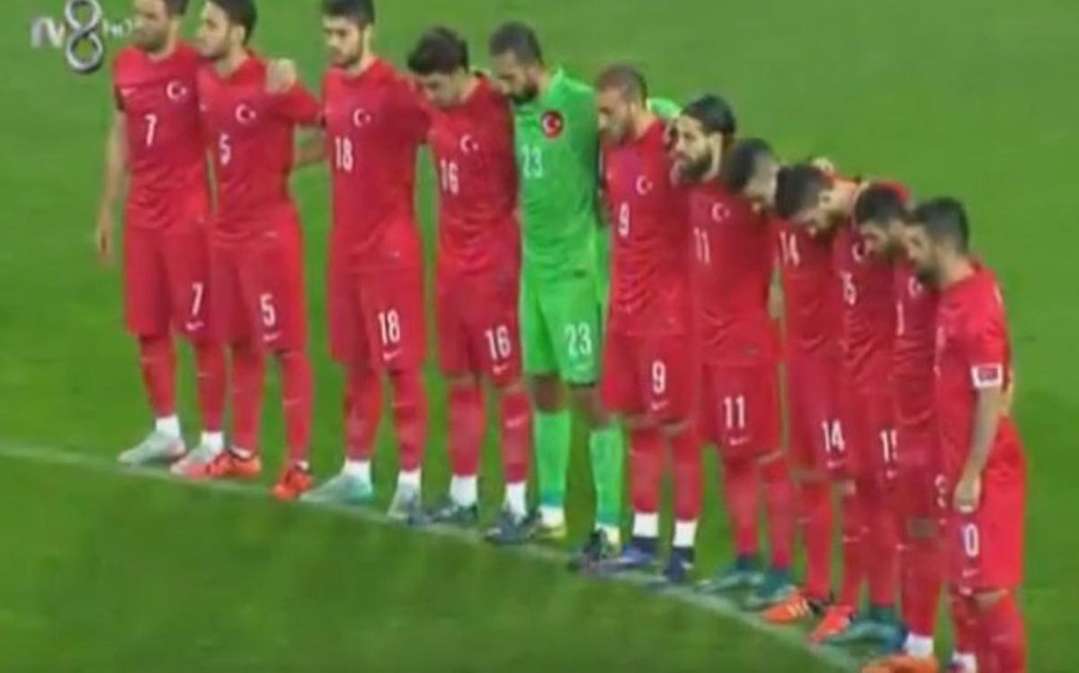 Los jugadores de Turquía guardaron el minuto de silencio
