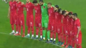 Los jugadores de Turquía guardaron el minuto de silencio