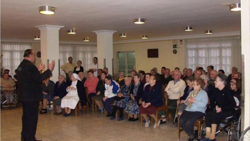 Residentes en la residencia Virgen del Canto durante una sesión de actividades.