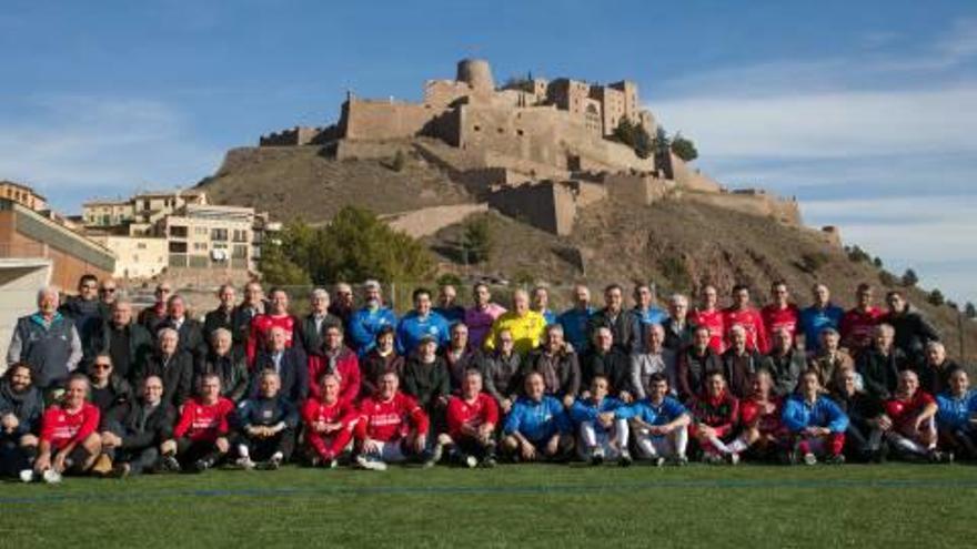 Els assistents van immortalitzar la trobada a l&#039;ombra del castell