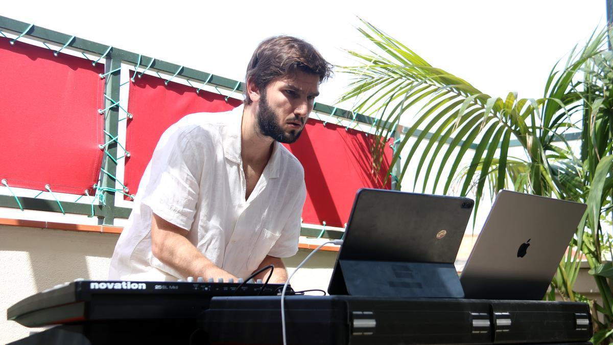 El polifacètic compositor i director d’orquestra Lucas Vidal, a la terrassa &#039;Chiringuito&#039; de l‘Hotel Casa Bonay de Barcelona