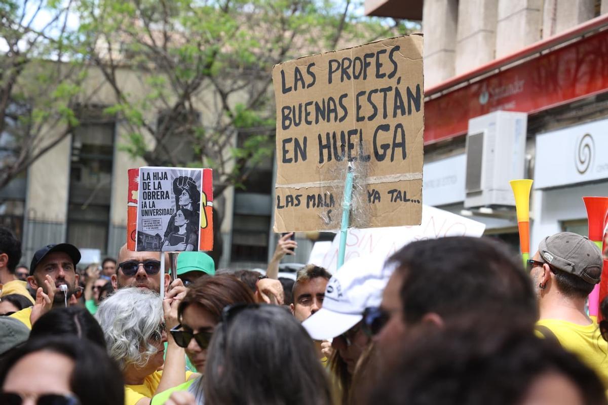 Protesta de los profesores frente a la sede territorial de Educación en Alicante