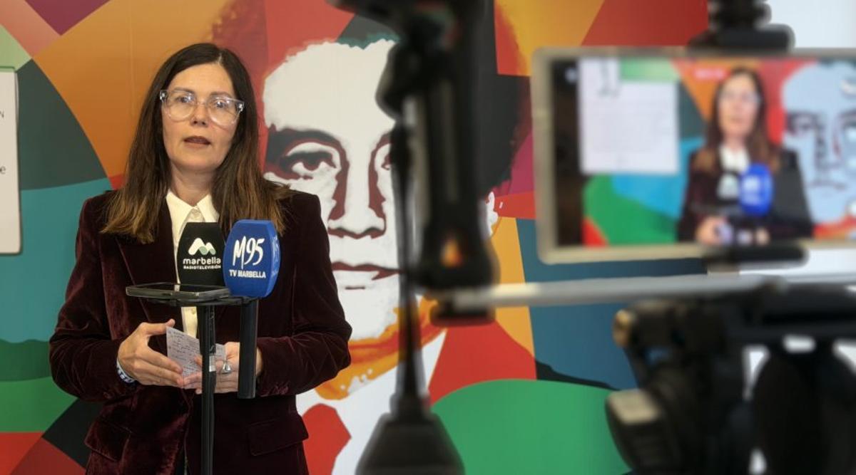 La portavoz del PSOE, Isabel Pérez, ayer, durante su comparecencia. | L.O.