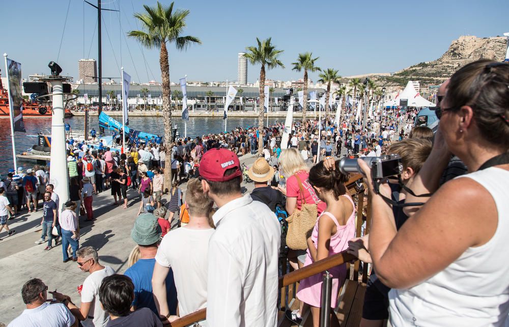 Miles de personas se dan cita en el Village del Puerto de Alicante para disfrutar del estreno de la competición