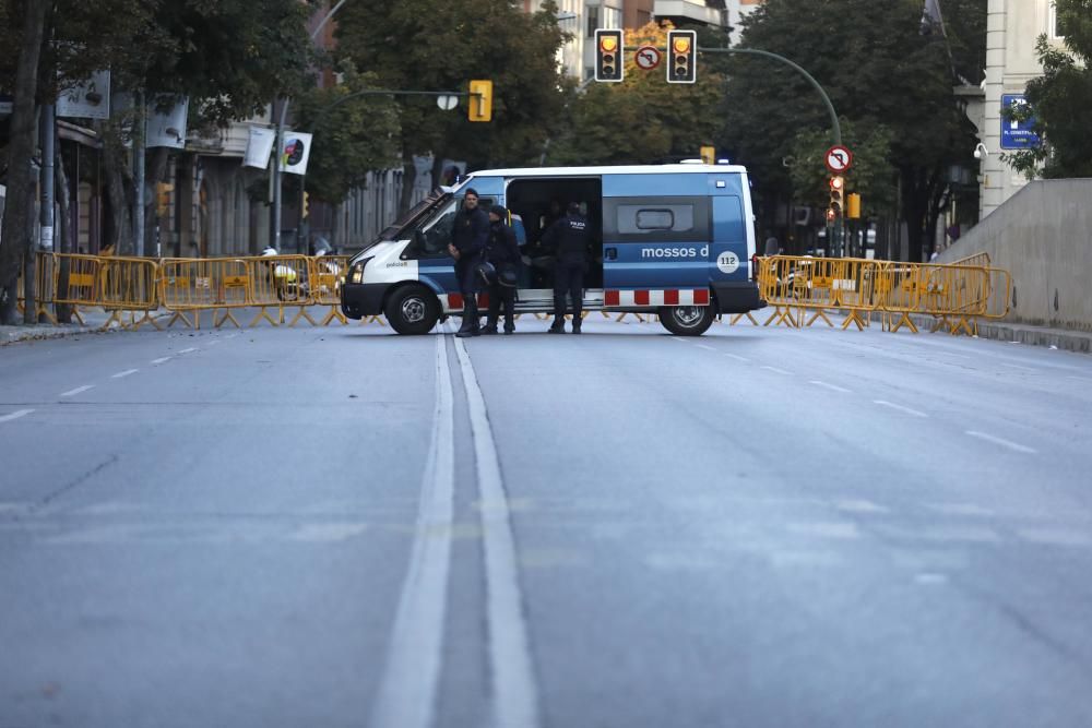 1-O a Girona: Multitudinària manifestació davant la subdelegació del Govern