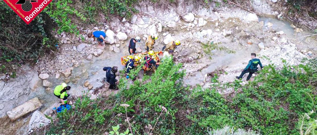 El herido fue inmovilizado en una camilla y trasladado por los servicios de emergencias intervinientes a través del cauce del río hasta la carretera.