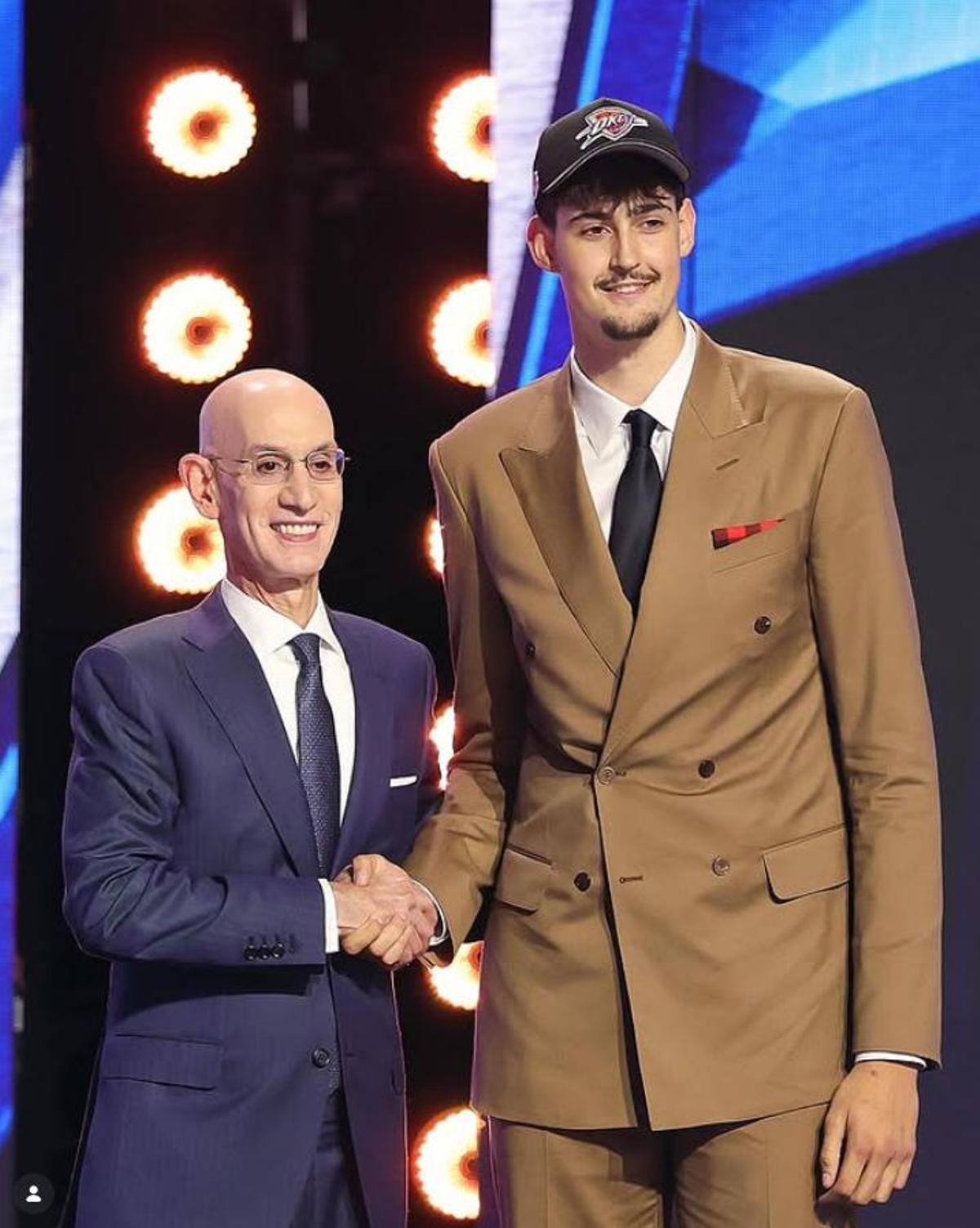 Aday Mara, junto al comisionado de la NBA, Adam silver.