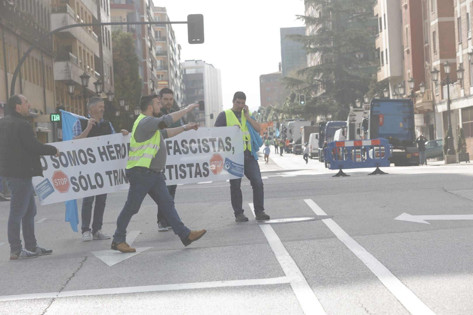 EN IMÁGENES: Los transportistas inundan las calles de Oviedo de camiones para visibilizar su protesta