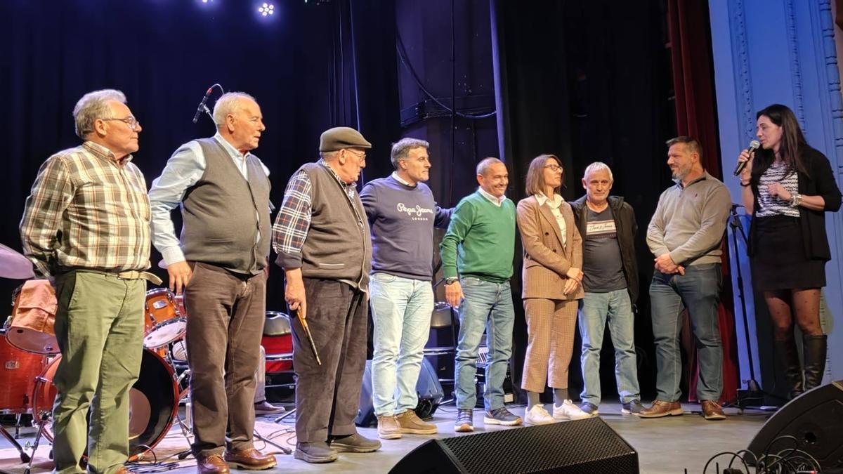 Los cuatro músicos con miembros del equipo de gobierno sobre el escenario del teatro Toreno.