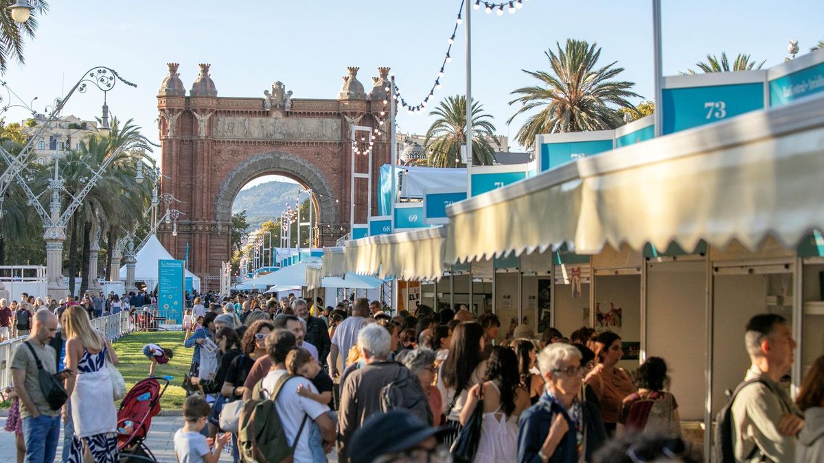 La Setmana del Llibre en Català echa raíces en el paseo Lluís Companys y se expande como "gran fiesta de la lectura"