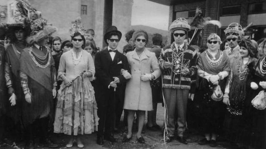Luis Montáns y su esposa (con traje y falda de volantes), hace años en el Entroido de Santeles.
