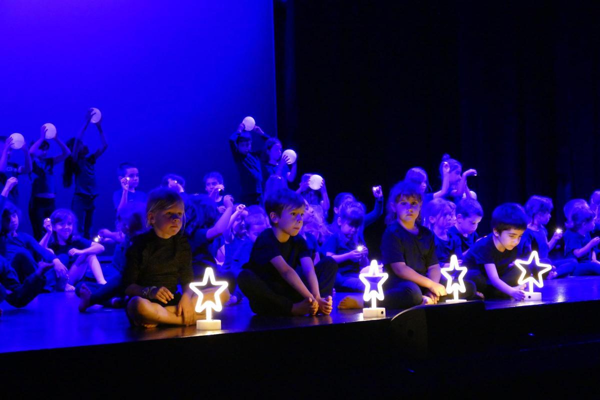 EN IMATGES | L'alumnat de la ZER Empordà presenta el seu projecte 'Origen. Un viatge a la pell de tot el que som’ al Teatre El Jardí