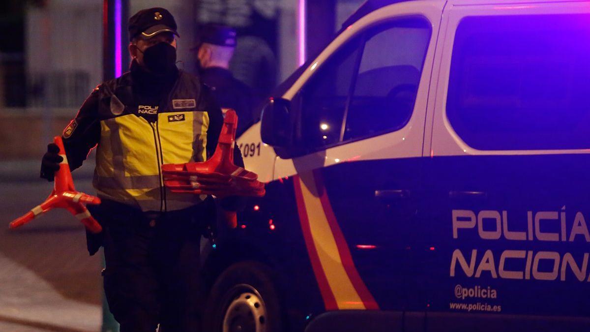 Un agente de la UPR (Unidad de Prevención y Reacción) de la Policía Nacional durante un servicio nocturno, en una imagen de archivo.