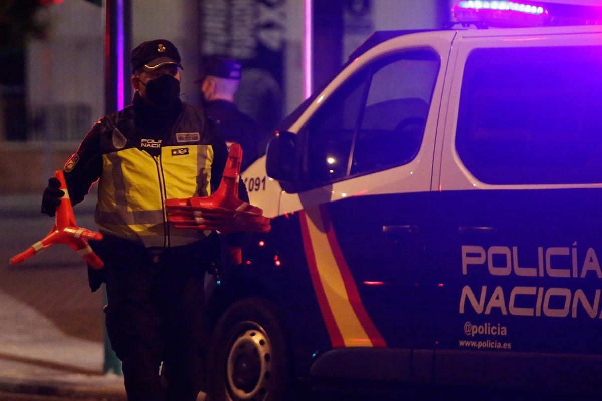 Un agente de la UPR (Unidad de Prevención y Reacción) de la Policía Nacional durante un servicio nocturno, en una imagen de archivo.