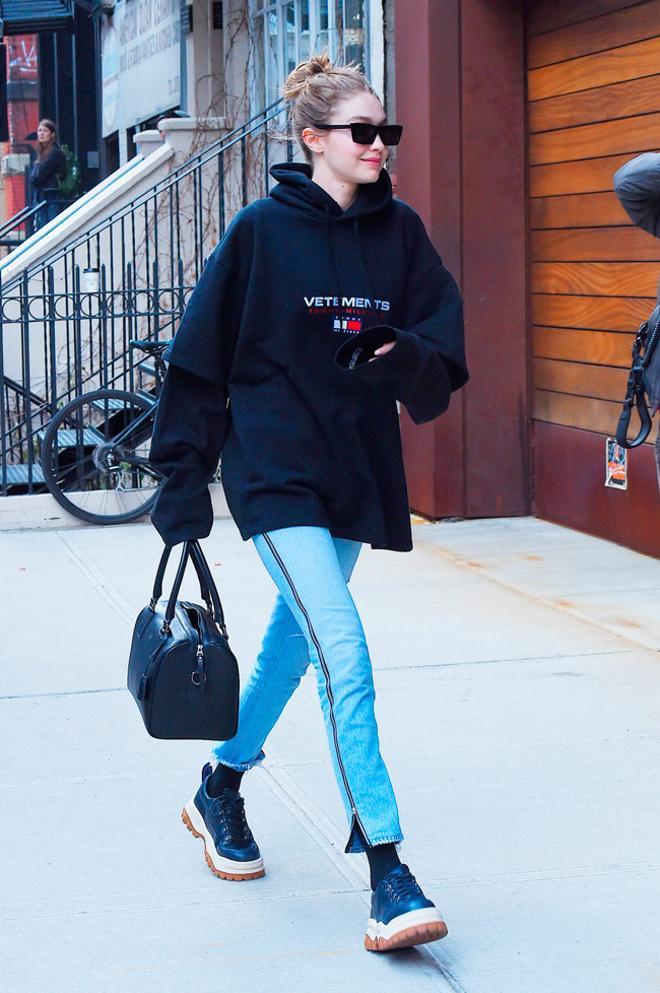 Gigi Hadid con sudadera de Vetements y deportivas de inspiración noventera