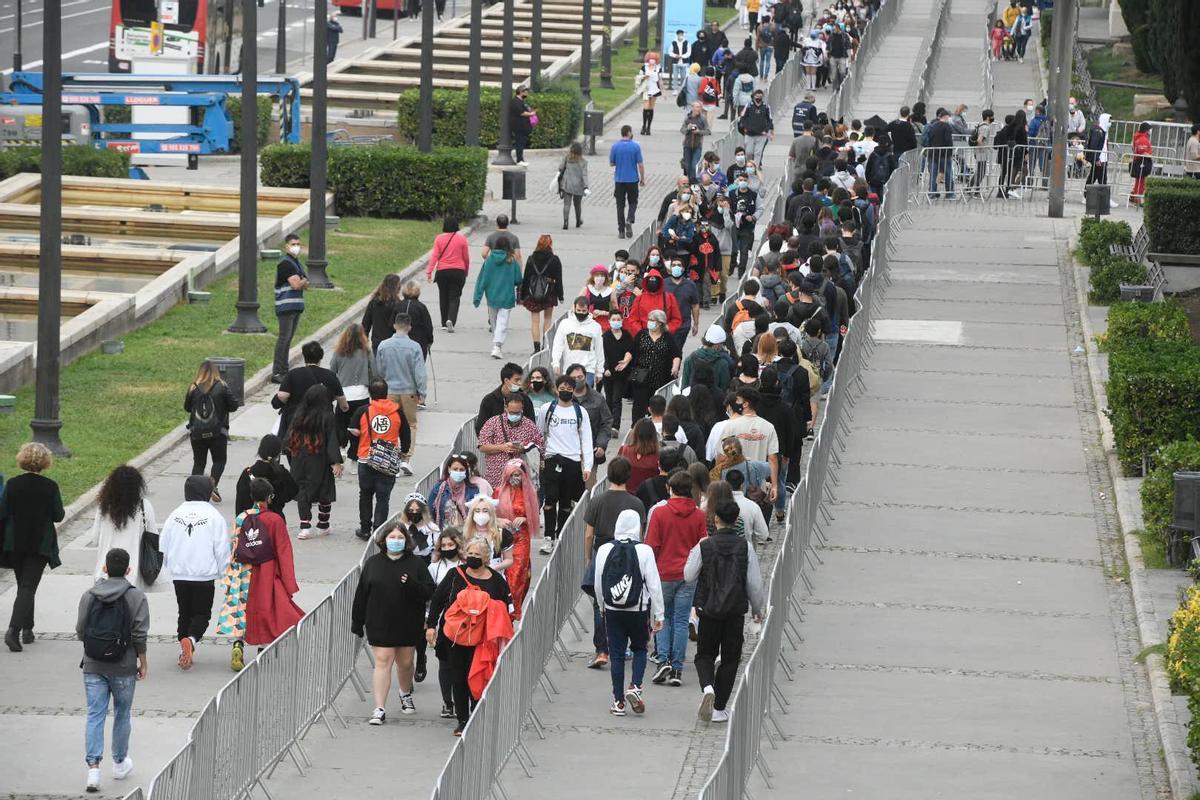 Colas de acceso al Salón del Manga, en la Fira de Montjuïc.