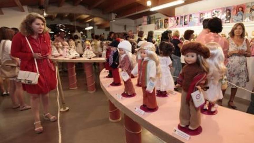 La exposición en el Museo de la Muñeca y a la derecha los homenajeados Jaime Ferri, Francisco Giner y Vicente Vidal junto a la alcaldesa Humi Guill.