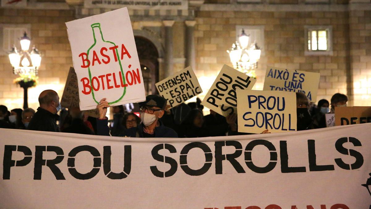 Manifestación de los vecinos de Ciutat Vella por el derecho al descanso y contra el botellón.