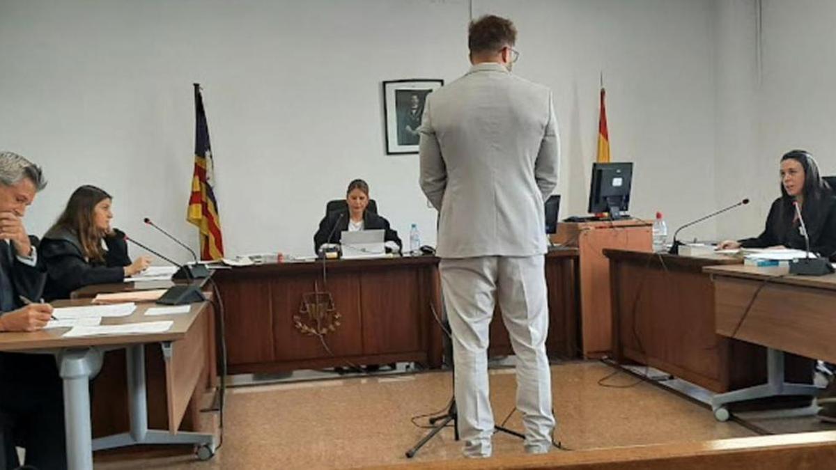 El condenado por exhibición obscena al hijo de su expareja, durante el juicio en Palma.