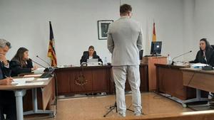 El condenado por exhibición obscena al hijo de su expareja, durante el juicio en Palma.