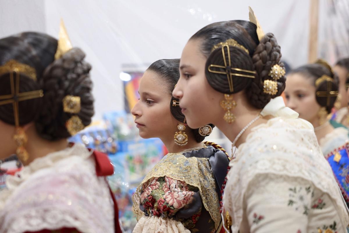 La falla El Quarantahuit mantiene viva la tradición de las bolilleras