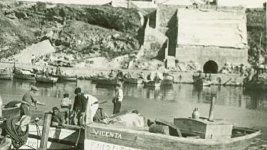 El faro del cabo de Sant Antoni y, a la derecha, una fotografía de los años 50 del puerto de Xàbia y del refugio de la Guerra Civil.