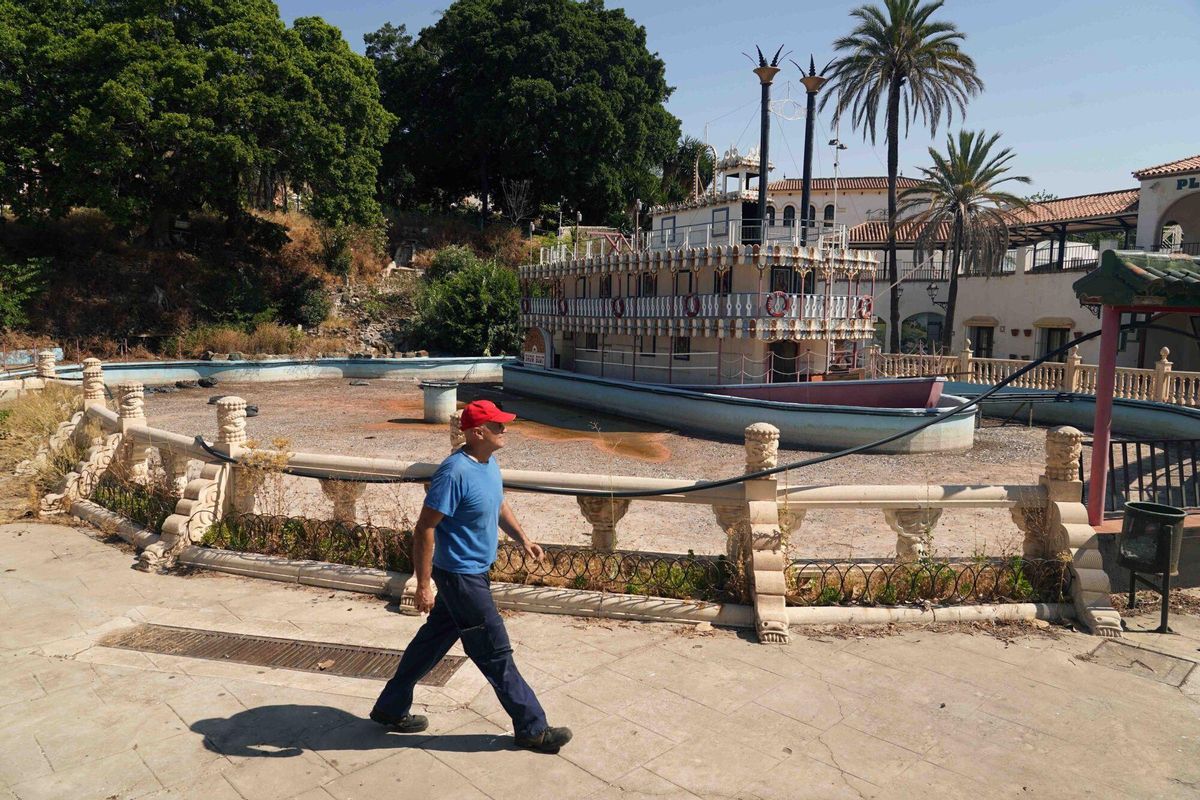 MLG (Benalmádena) 02-07-2025.-Juan Carmona, uno de los cinco trabajadores del parque de atracciones Tivoli que cuida y mantiene tras su cierre desde hace 5 años.