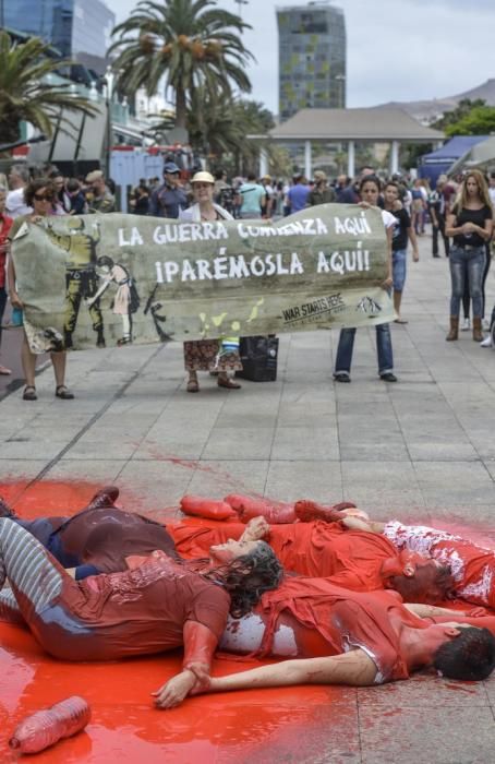 LAS PALMAS DE GRAN CANARIA A 03/06/2017.Protesta de activistas por el Día de las Fuerzas Armadas en Plaza de las Islas Canarias. FOTO: J.PÉREZ CURBELO