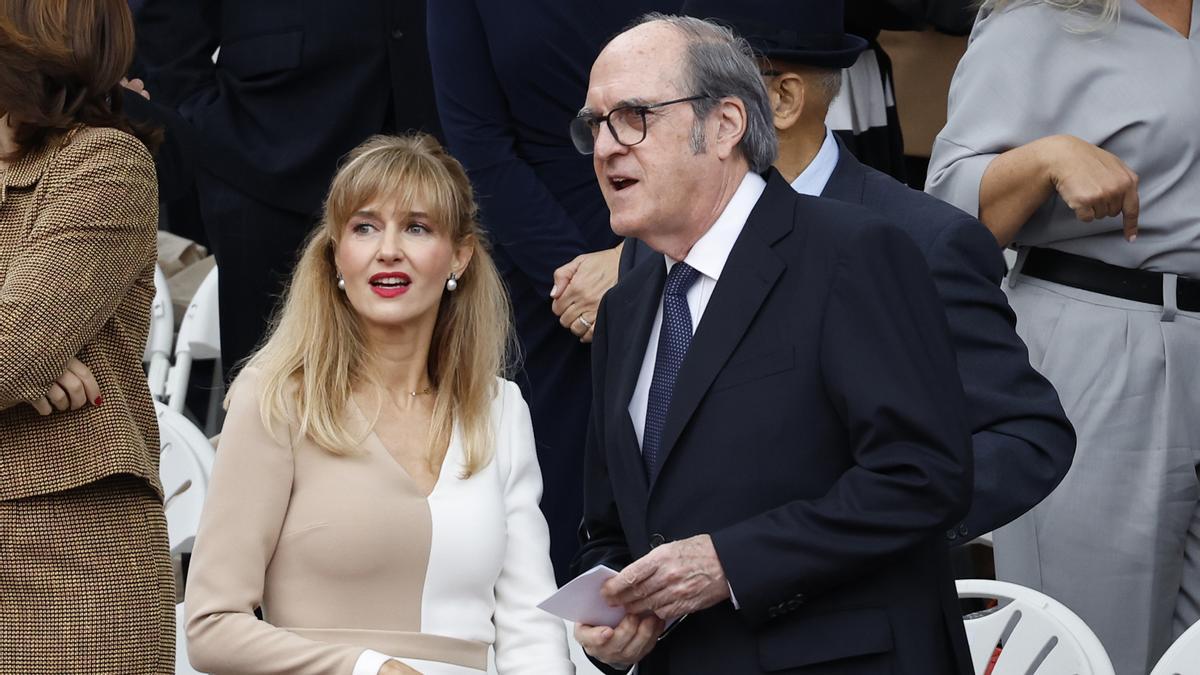 Políticos y autoridades esperan inicio desfile 12-O a pies de tribuna