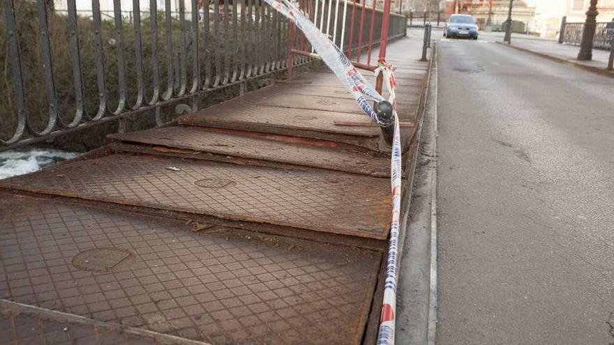 Deterioro del puente de la avenida de Oviedo, en Sama