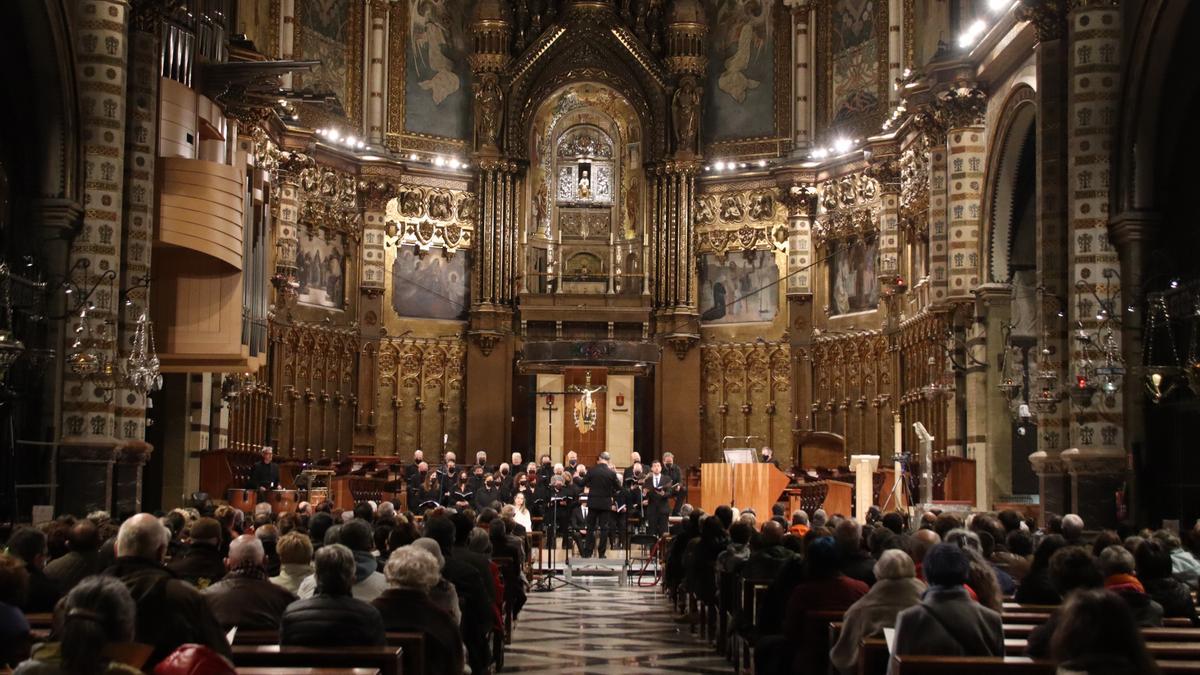 Vista general de la Basílica de Santa Maria de Montserrat, aquest diumenge al vespre durant el concert de Setmana Santa