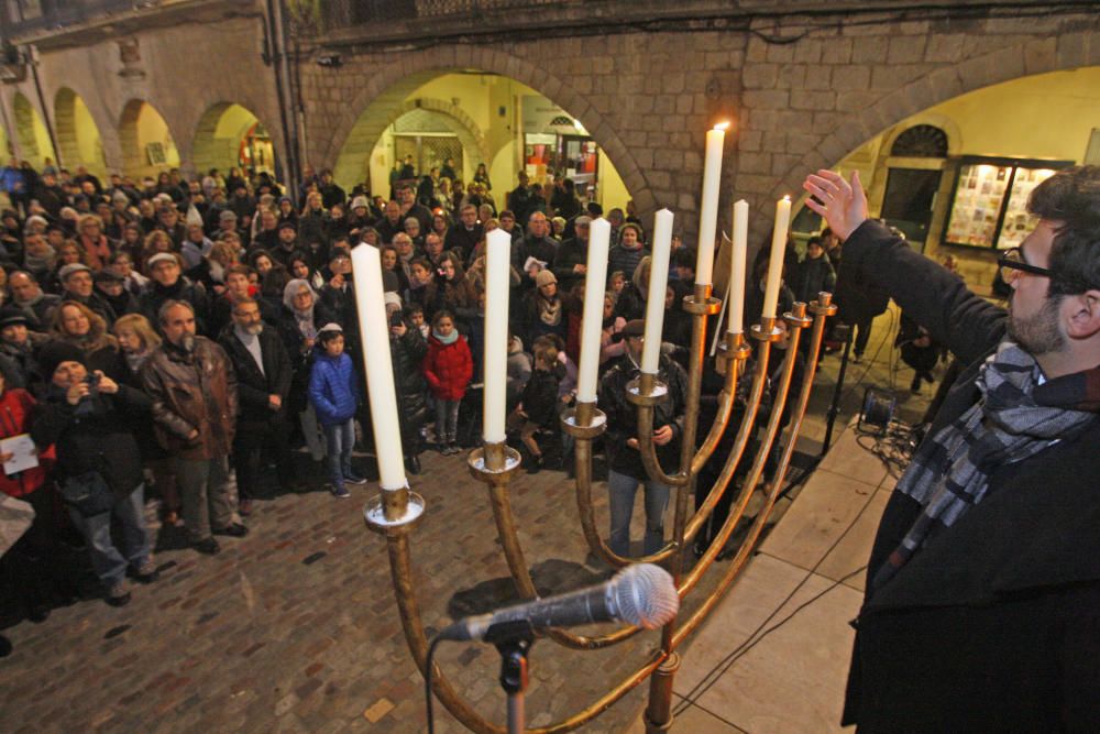 Girona celebra la festa jueva amb l'encensa de Hannukkà