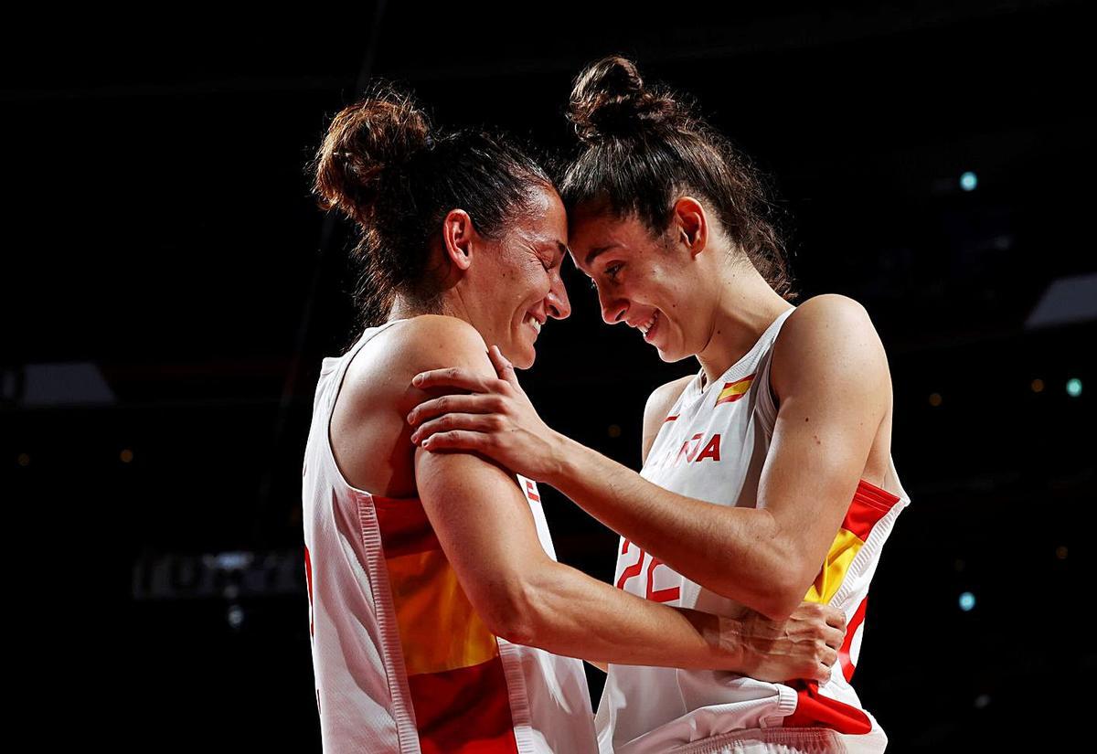 Laia Palau no va poder contenir l’emoció al final del partit