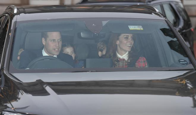 Kate Middleton con vestido tartán dentro del coche