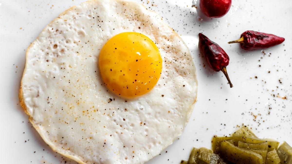 Se ha vuelto viral el truco para que un huevo frito quede redondo