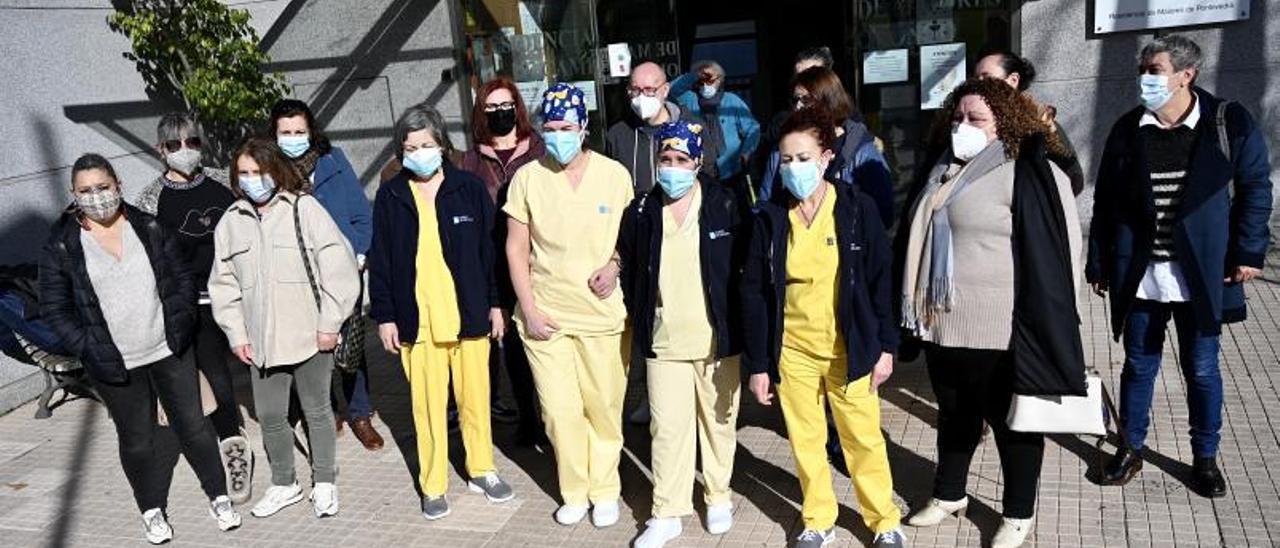 Técnicos auxiliares de enfermería concentrados ante la residencia de mayores de Campolongo. |   // R. V.