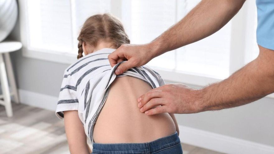 Las claves para evitar el dolor de espalda en niños y adolescentes