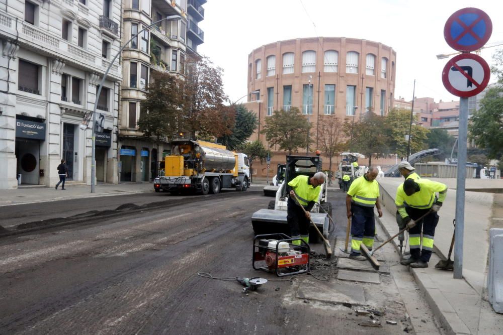 Girona comença a reasfaltar el tram de Jaume I malmès durant els disturbis