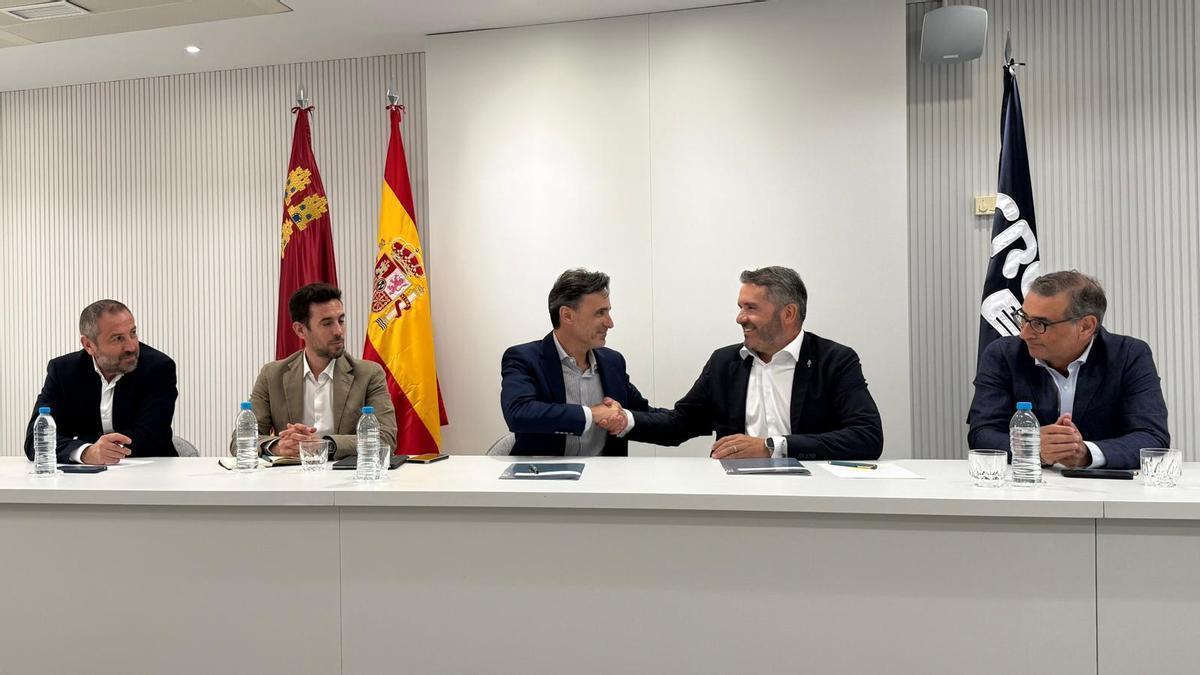 García Montoro y López Abad, durante la firma de la carta conjunta dirigida al Ministerio, este martes.