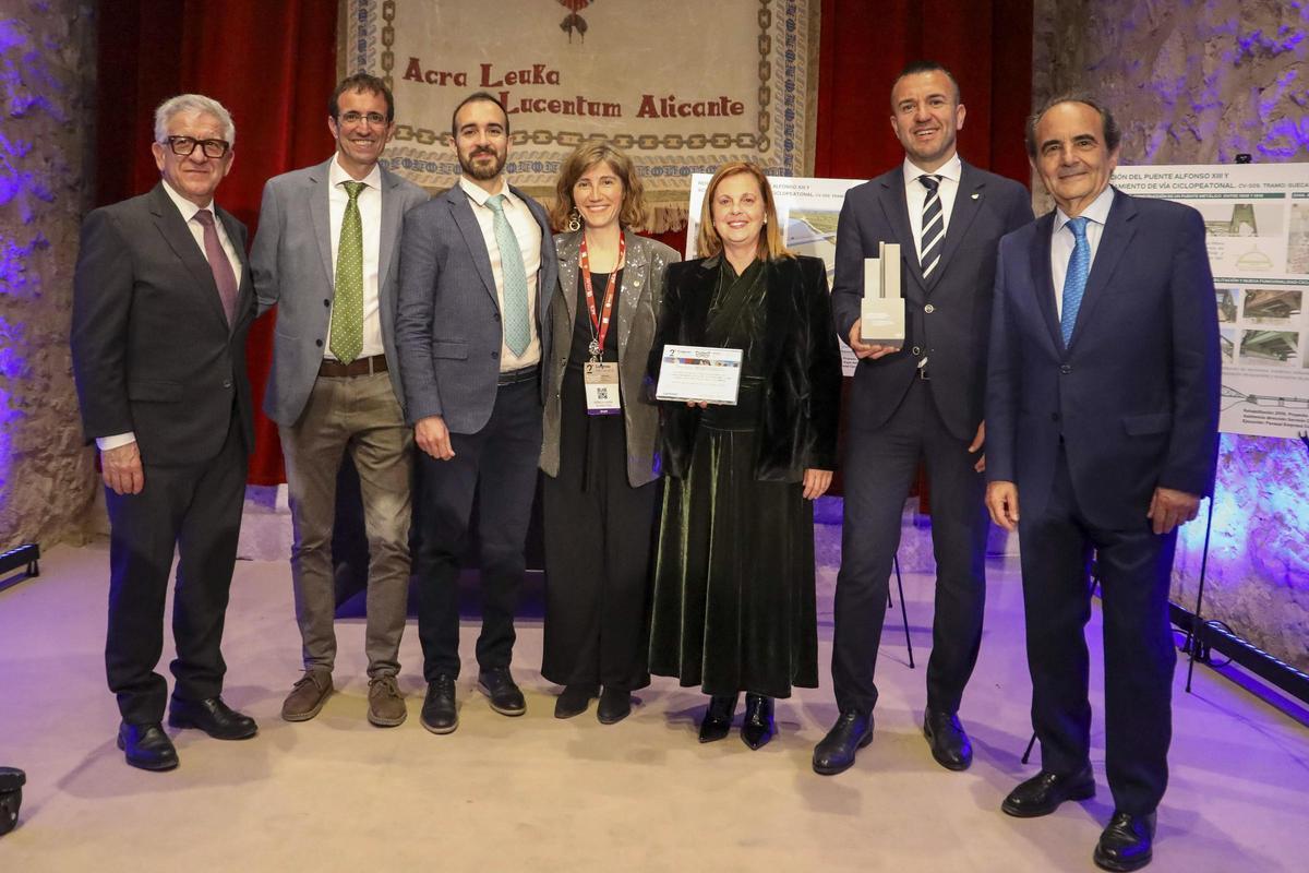 Los representnates de la diputación que recogieron el premio.