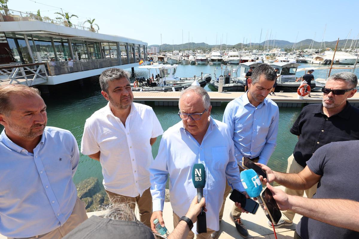 Antoni Mercant, en el centro de la imagen, durante su comparecencia en el puerto de Sant Antoni.