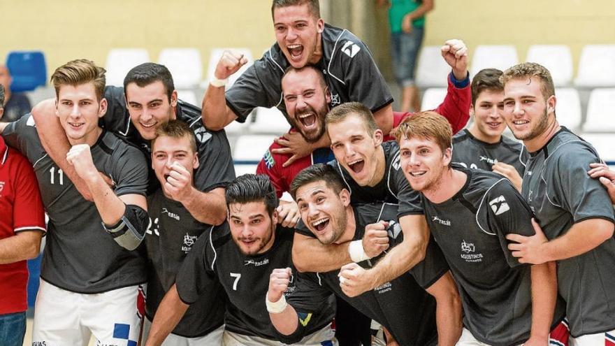 Los jugadores del Agustinos celebran el triunfo conseguido ante el Bordils.