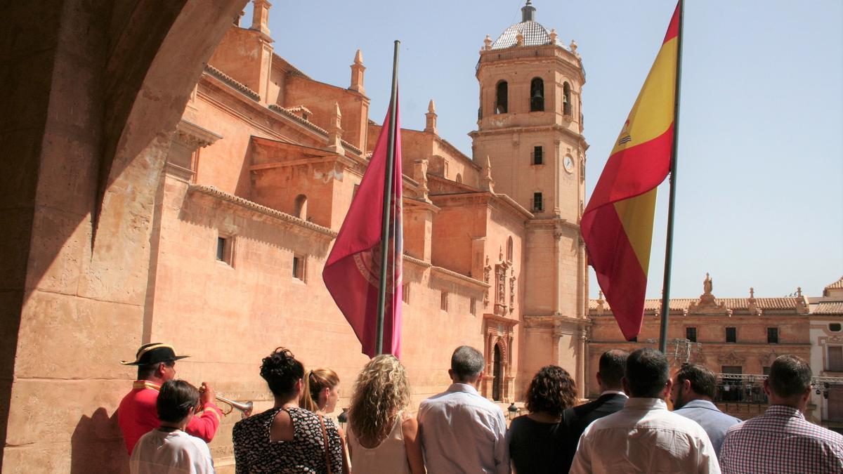 La corporación municipal casi en pleno acudía a presenciar el anuncio de la procesión del Corpus Christi por ministriles y clarineros.