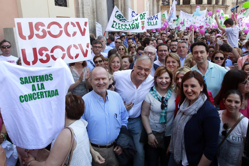 Cientos de alicantinos, en la protesta contra Marzà en Valencia