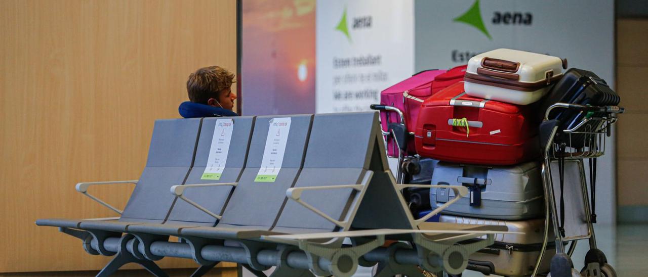 Maletas en un carrito en el aeropuerto de es Codolar