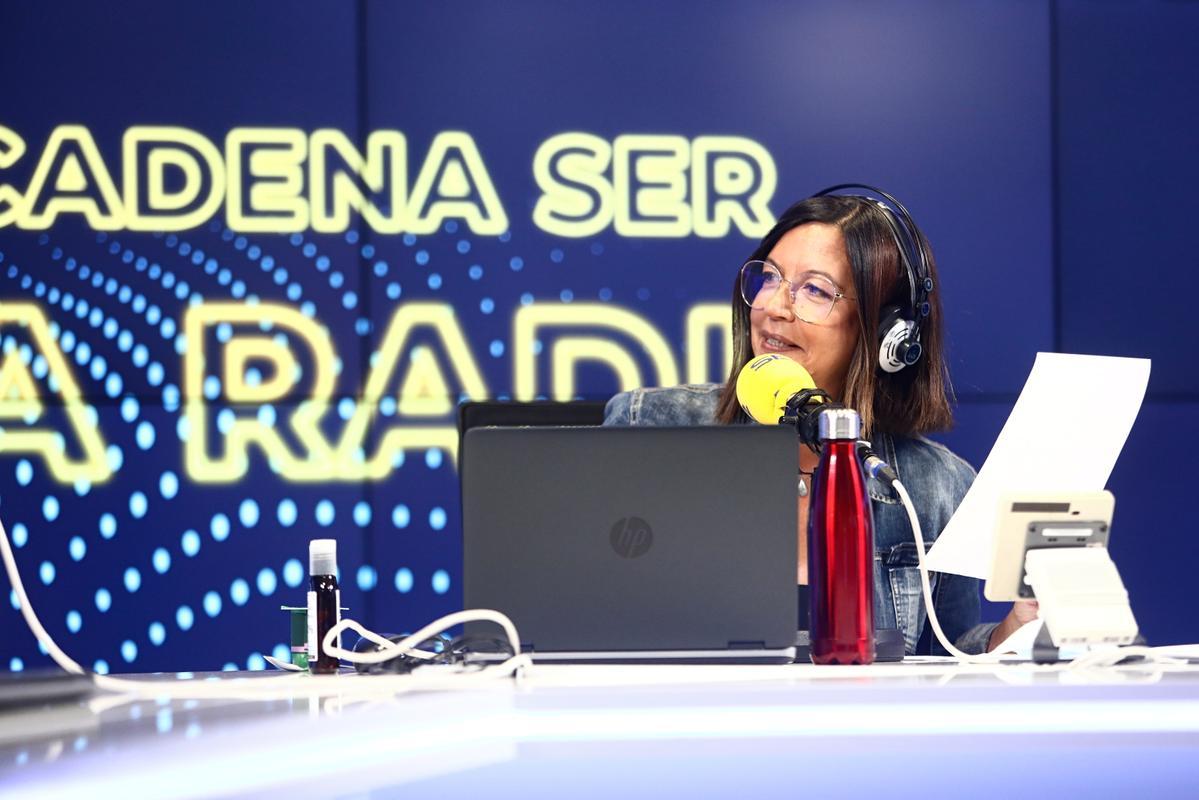 La periodista Àngels Barceló, en el estudio de la Ser.