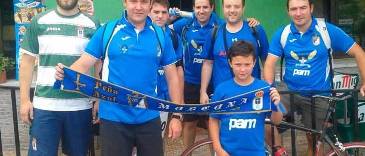 Ángel Fernández, Miguel Elorza, Álex González, Diego Nieto, Enmanuel Tarrazo, Roberto Suárez y el niño Santi Elorza, en una pausa de la caminata de Grado al Tartiere.