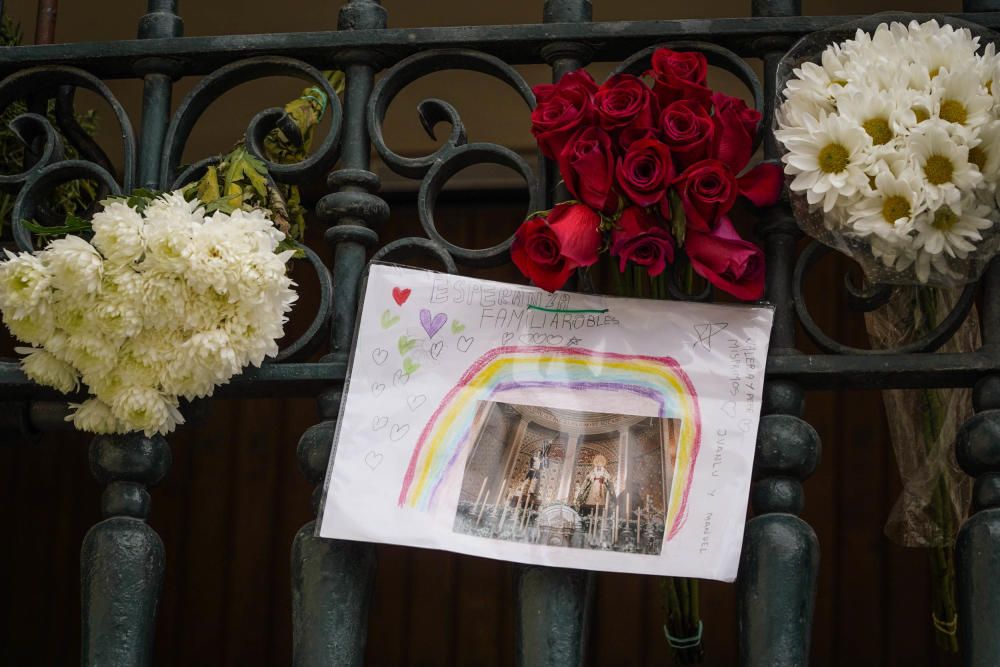 Flores y romero en la puerta de la Basílica de la Esperanza.